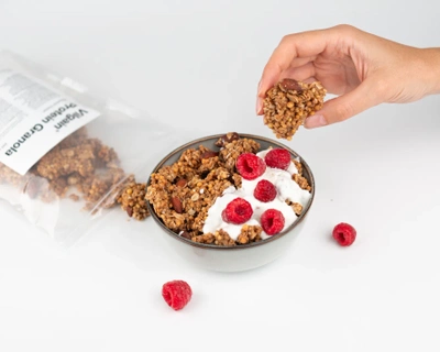 Vilgain Protein Granola kawałki pieczonego müsli z chipsami białkowymi na pożywne śniadanie 350 g